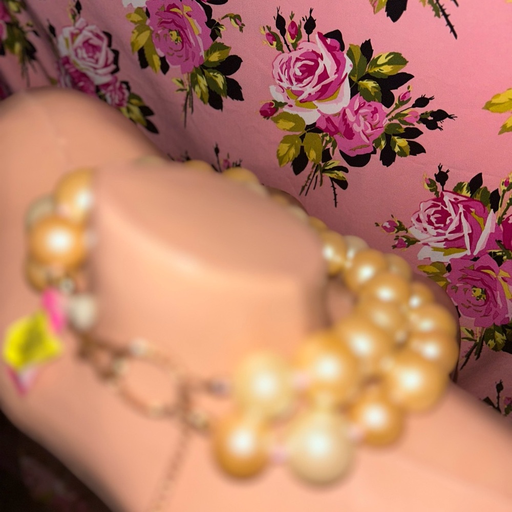 Betsey Johnson Pearl necklace Extra large Betty glistened costume jewelry rare - Picture 5 of 6